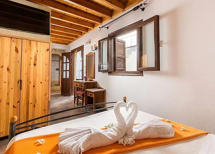 Camelot Traditional & Classic Hotel 3*