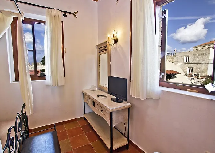 Hotel Camelot Traditional & Classic