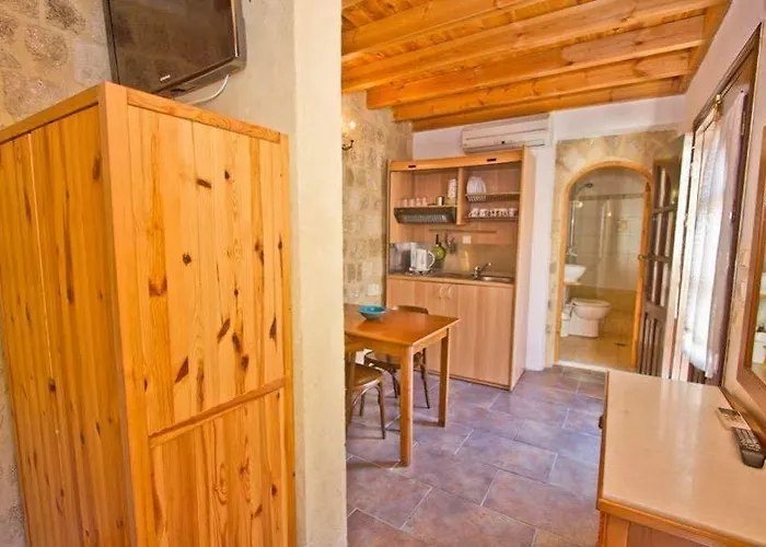 Camelot Traditional & Classic Hotel 3*