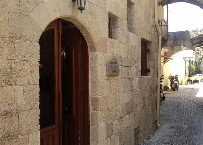 Camelot Traditional & Classic Hotel 3*