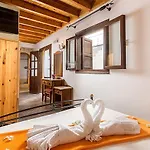 Camelot Traditional & Classic Hotel 3*
